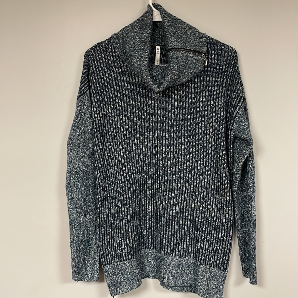 LEO & NICOLE,  NAVY  Turtleneck / cowl Sweater, zippers at shoulder & Sides, M